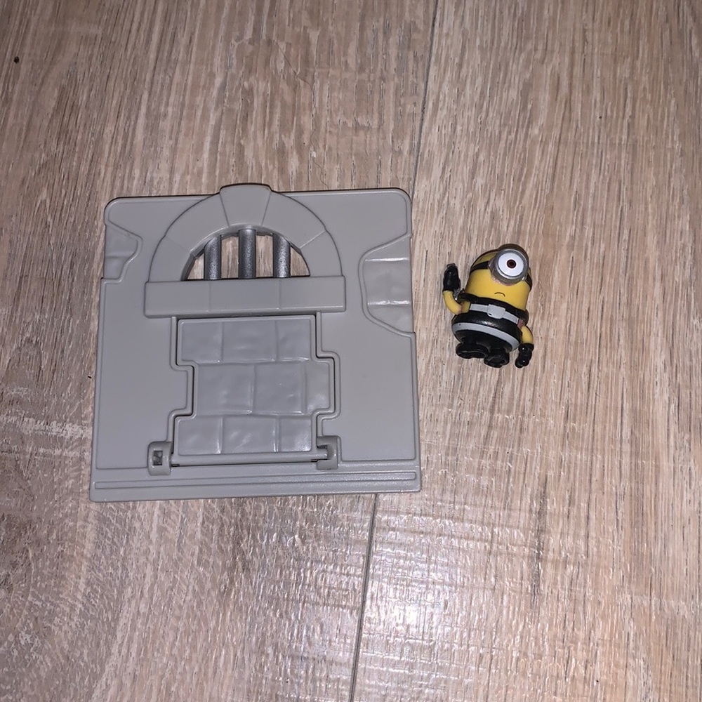 Minion action figure with gate toy